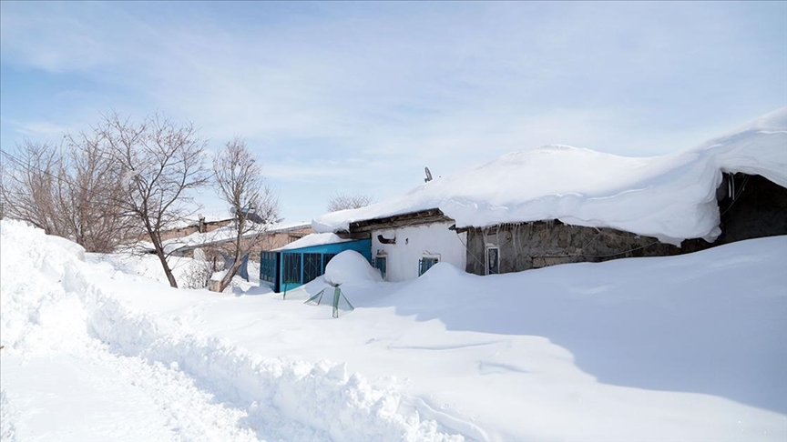 Evleri kara gömülen Erzurum kırsalındaki vatandaşların umudu ilkbahar güneşi