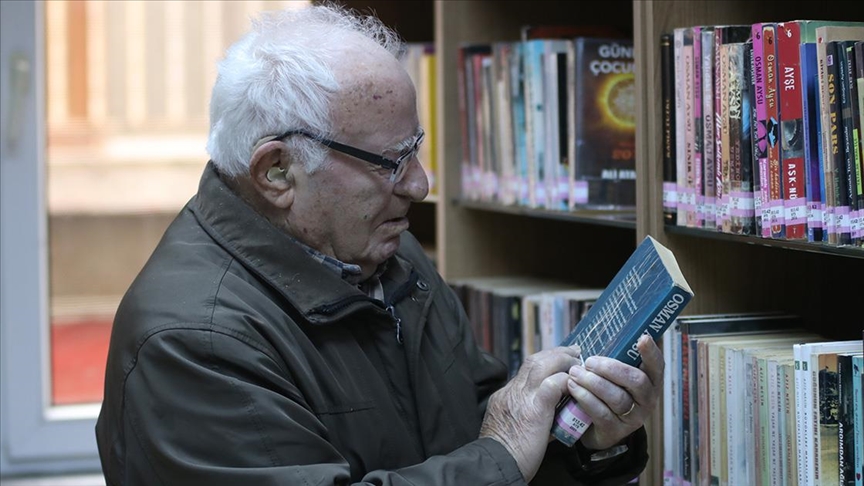 Kitap kurdu emekli öğretmenin ömrü okumakla geçti