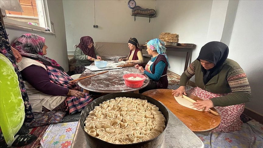 Karadenizli kadınlar ramazanda tüketilecek lezzetleri imece usulüyle hazırlıyor