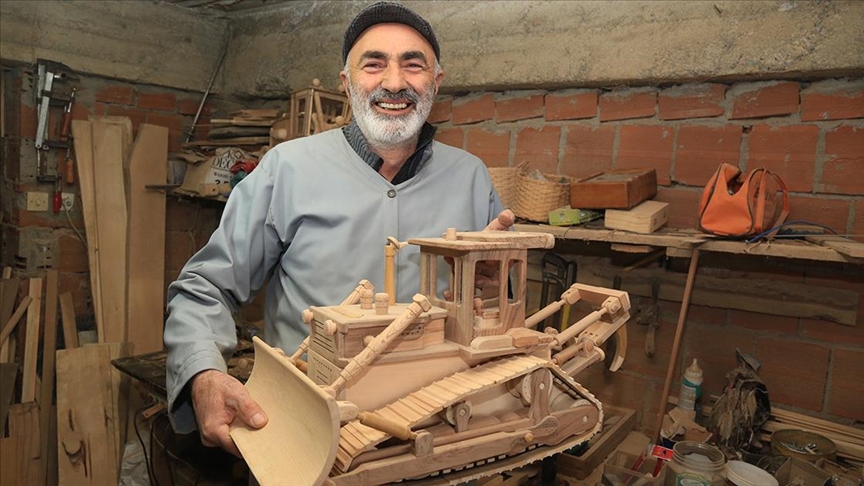 Hobi olarak başladığı ahşap maket yapımı gelir kapısı oldu