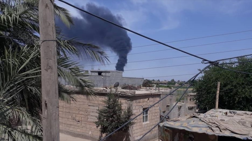 YPG/PKK, Deyrizor'da sivilleri alıkoyarak bazı evleri ateşe verdi