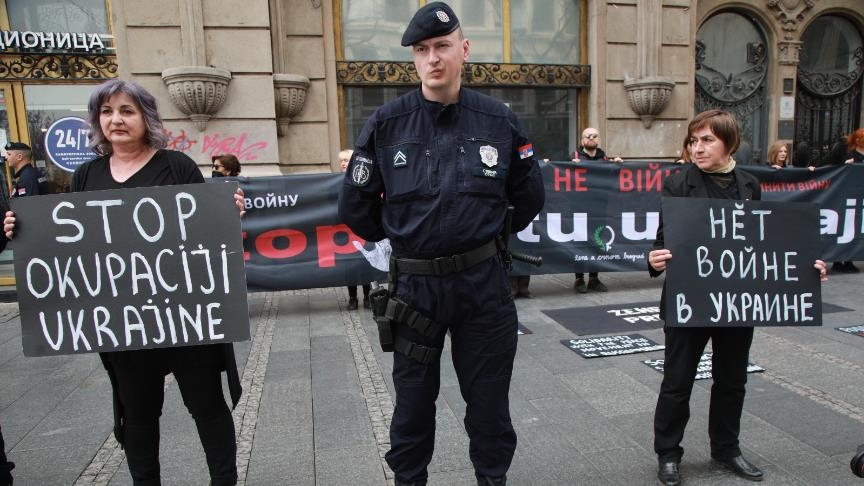 Молча, но вместе: В центре Белграда прошла акция солидарности с Украиной