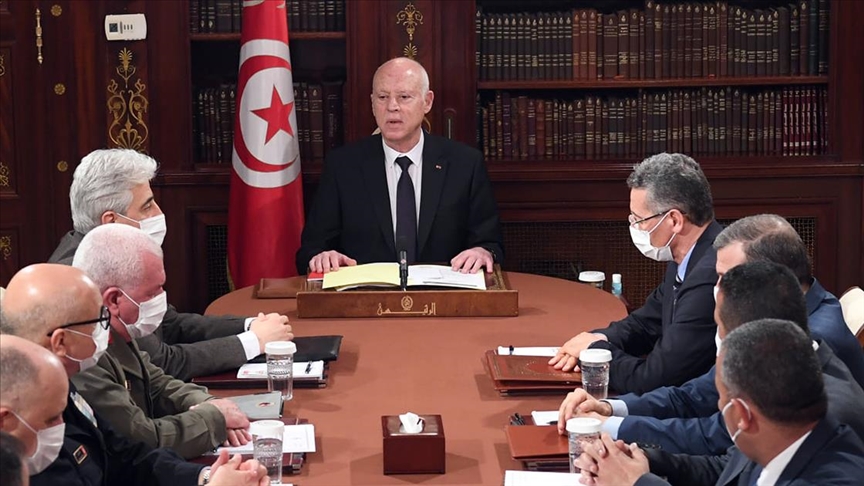 الرئيس التونسي يعلن حل البرلمان "حفاظا على الدولة"