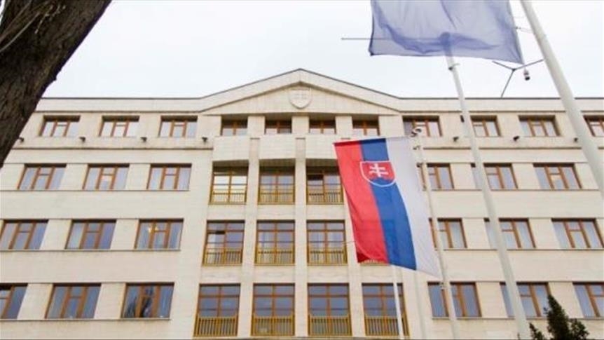 Словакия выслала 35 российских дипломатов