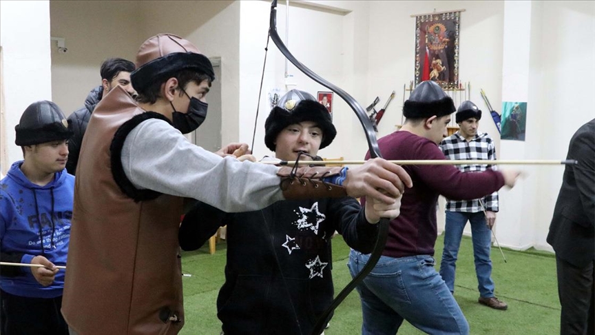 "Özel öğrenciler" yaptıkları oklarla atış talimi gerçekleştirdi