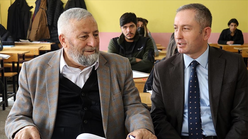 "Okumanın yaşı yoktur" deyip hayalindeki meslek için 72 yaşında okula döndü