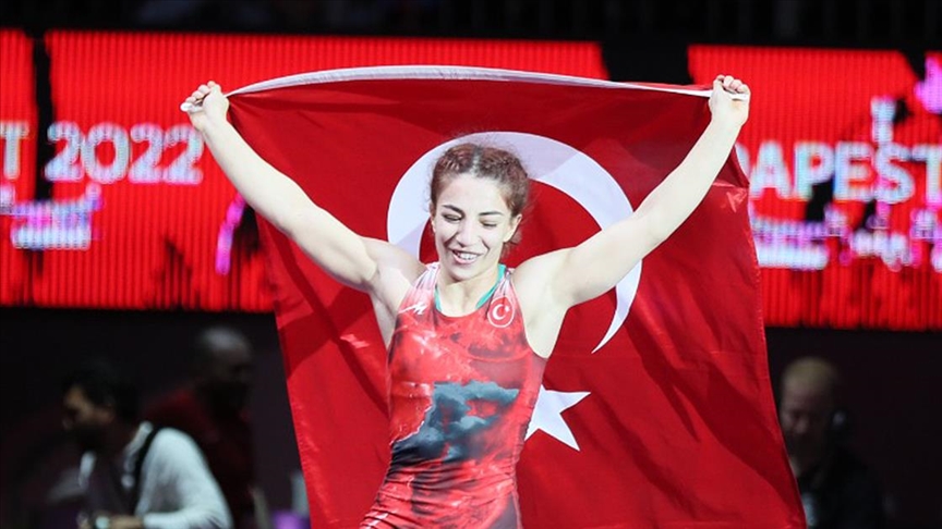 Millli güreşçi Evin Demirhan Yavuz Avrupa şampiyonu oldu