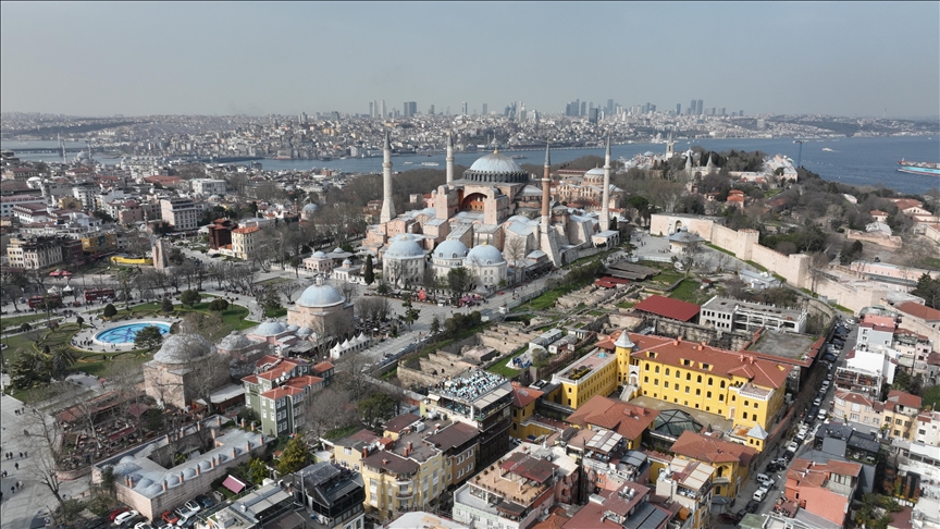 مساجد إسطنبول تتزين فرحا بقدوم رمضان (تقرير)