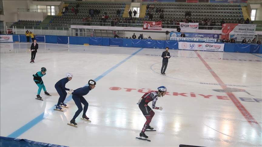 В Эрзуруме проходит чемпионат Турции по шорт-треку