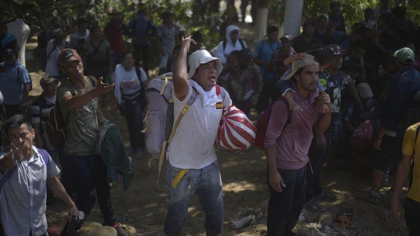 Сотни мигрантов прорываются с юга Мексики в направлении США