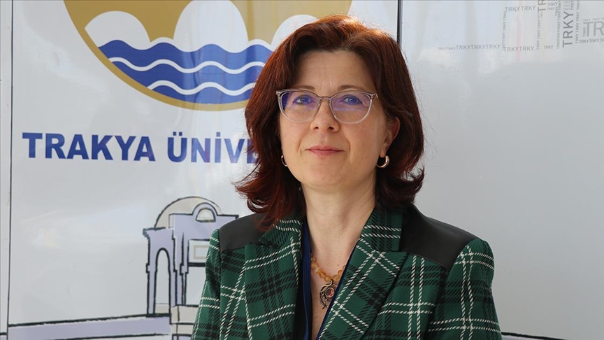 Kovid-19'dan hayatını kaybeden Prof. Dr. Feriha Öz'ün kızından 'aşı' uyarısı