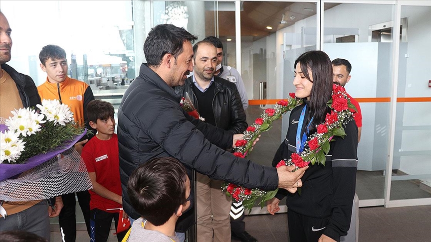 Milli güreşçi Kamaloğlu, Erzincan'da coşkuyla karşılandı