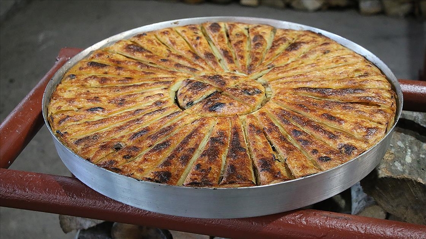 Bu tarifle börekler çıtır çıtır olacak! Börek ustalarının sır gibi sakladığı o teknik Arnavut mutfağının eşsiz lezzeti, pidelerin kraliçesi: 'Fliya'