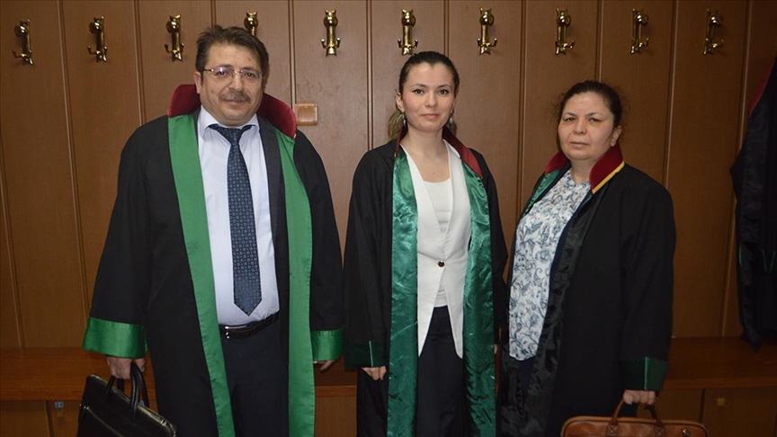 Avukat anne, baba ve kızı adliye koridorlarında birlikte mesai yapıyor
