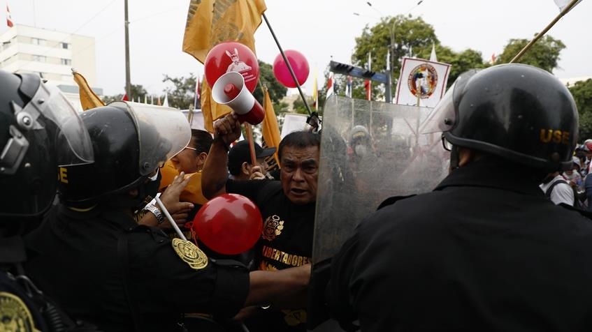 Perú impuso un toque de queda en Lima y Callao por “actos de violencia” durante huelga de camioneros