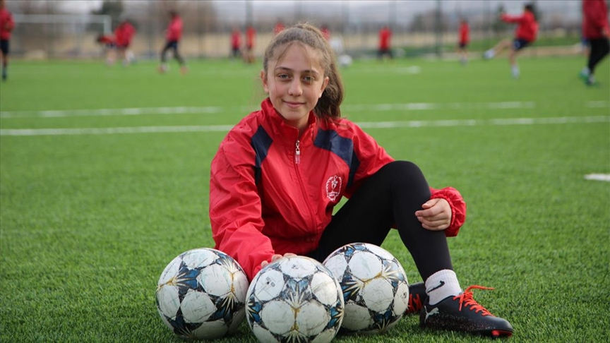 "Kızsın futbol oynayamazsın" dediler, iki farklı branşta başarıyı yakaladı