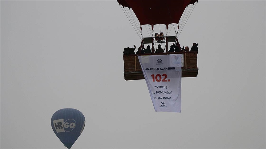 Pamukkale'de sıcak hava balonuna asılan pankartla AA'nın kuruluş yıl dönümü kutlandı