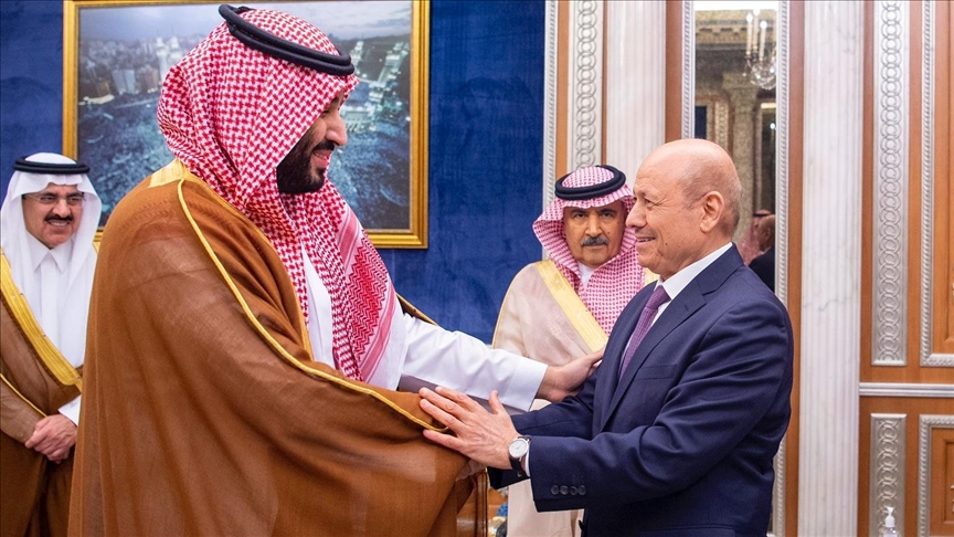 ولي عهد السعودية يلتقي أعضاء المجلس الرئاسي الجديد باليمن