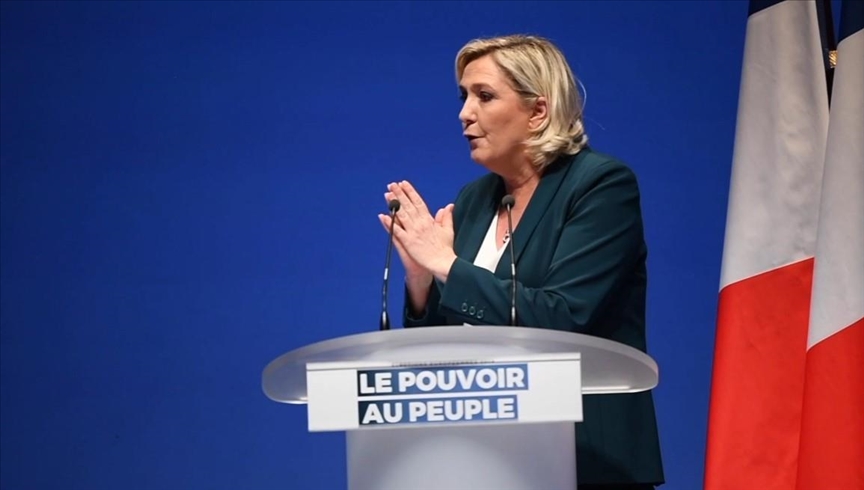 Le Pen closes gap with Macron as French set to vote in 12th presidential election