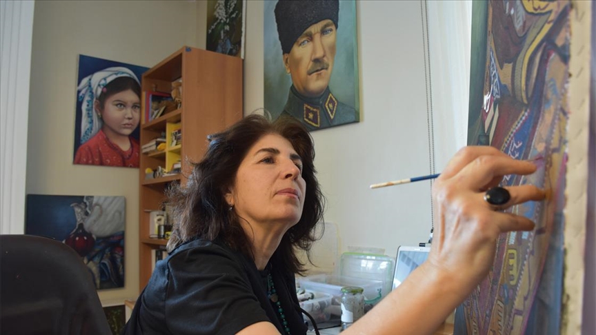 Trabzonlu ev hanımı ressam, halı ve kilimlerin motiflerini tuvale yansıtıyor