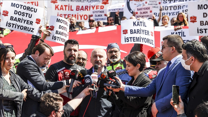 Ulaştırma ve Altyapı Bakanı Karaismailoğlu: Bugüne kadar 14 bin metreye yakın motorcu dostu bariyer uyguladık