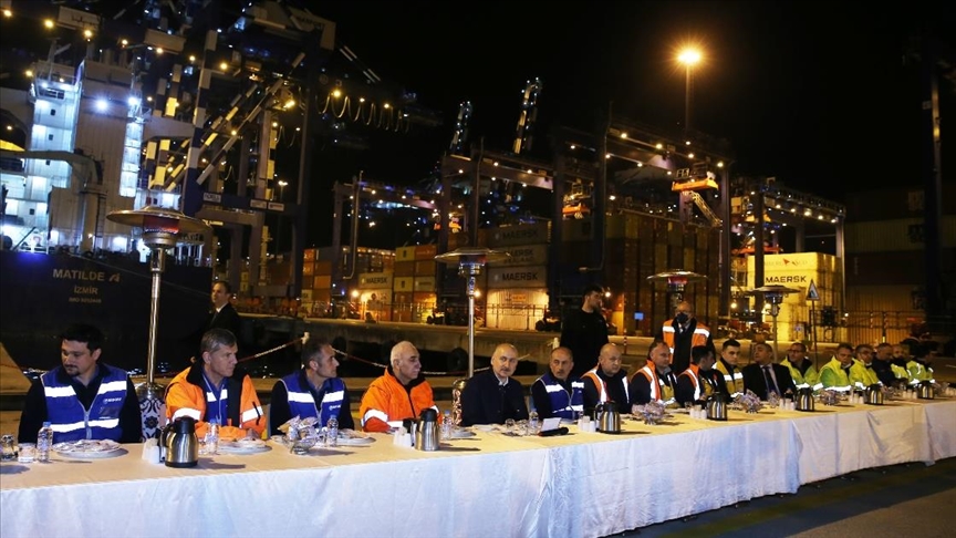Bakan Karaismailoğlu, Ambarlı Limanı'nda liman işçileriyle sahur programında bir araya geldi