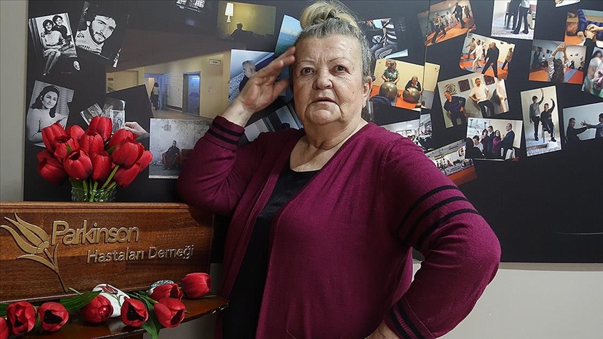 Kendisi gibi Parkinson hastalarına komediyle moral veriyor