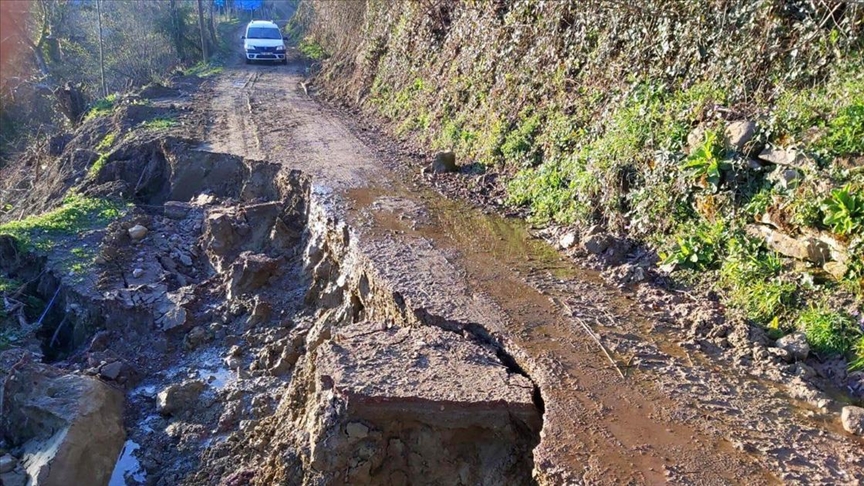 Sinop'ta 118 köy yolunda heyelan oluştu