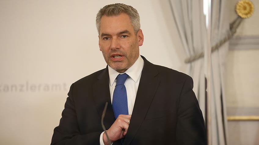 Canciller de Austria asegura que Vladimir Putin le permitió seguir los pagos de gas en euros