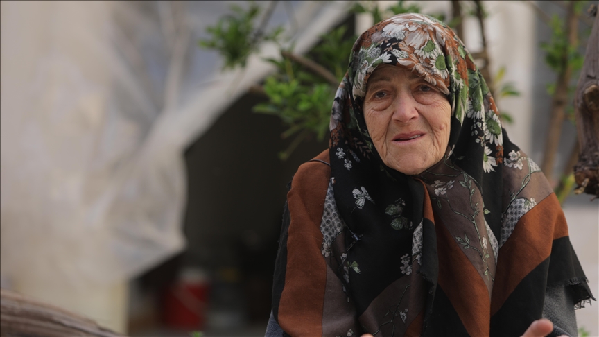 Suriye'de 5 oğlunu savaşa kurban veren 85 yaşındaki kadının tek beklentisi, evine bir kapı