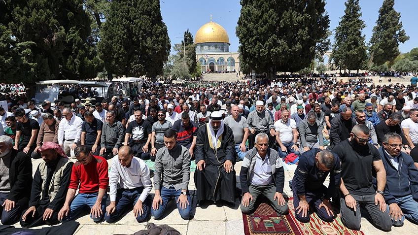 Alrededor de 60.000 musulmanes asistieron a las oraciones del viernes en la mezquita de Al Aqsa en Jerusalén