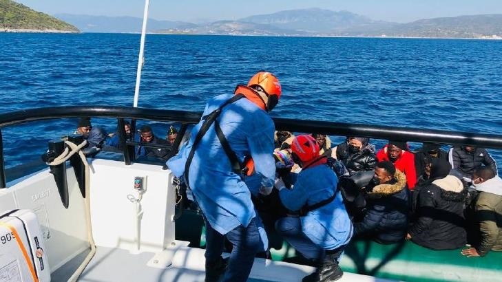 У побережья Кушадасы в Турции спасены 67 нелегальных мигрантов