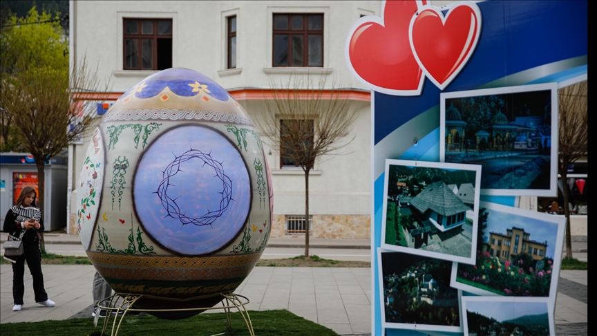 BiH: U Travniku postavljeno uskršnje jaje visoko 2,6 metara