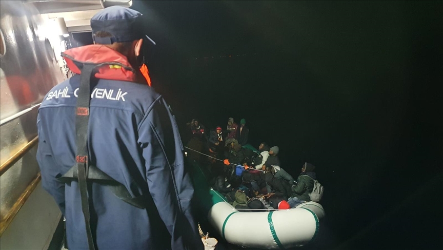 تركيا.. إنقاذ 53 مهاجرًا قبالة سواحل إزمير