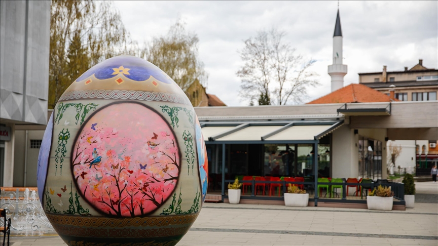 В Боснии и Герцеговине выставлено огромное пасхальное яйцо