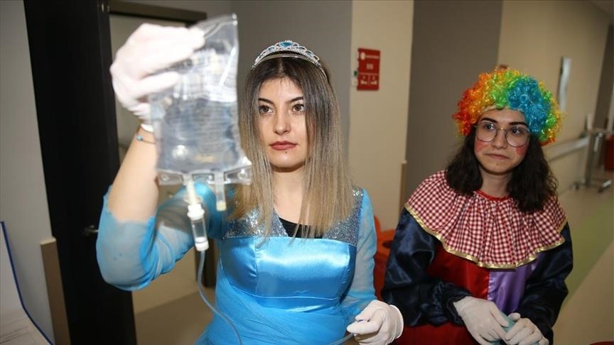 Turkiye: Medicinske sestre maskirane u likove iz crtanih filmova uveseljavaju male pacijente