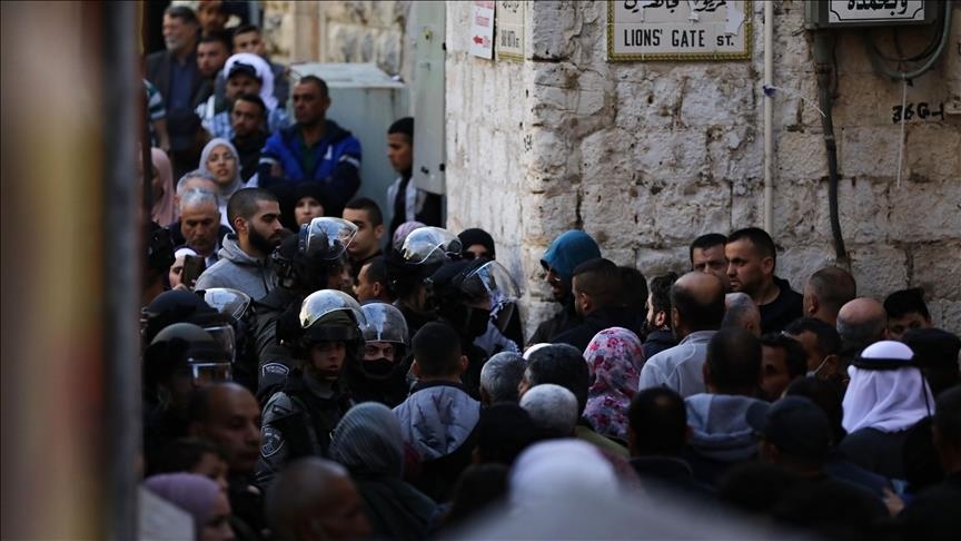 Israël ferme la vieille ville de Jérusalem et restreint l'accès à Al-Aqsa