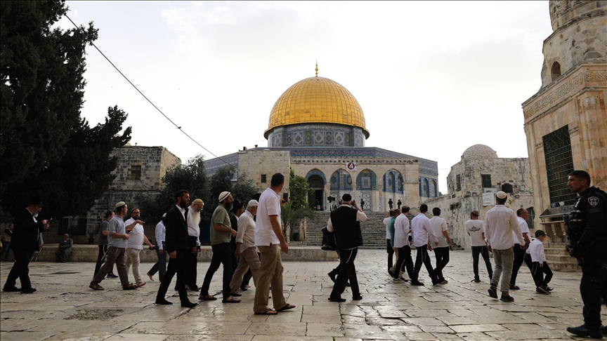 مستوطنون إسرائيليون يقتحمون ساحات المسجد الأقصى 