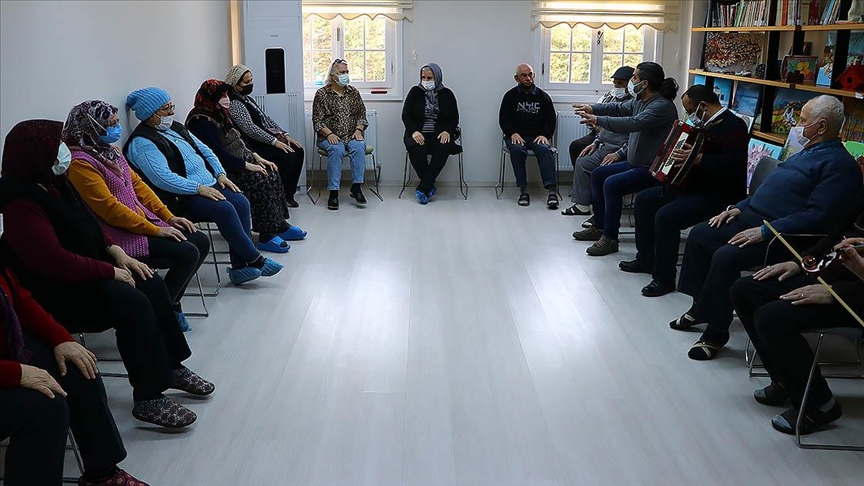 "Koca çınarlar" el sanatları ve müzikle huzur buluyor