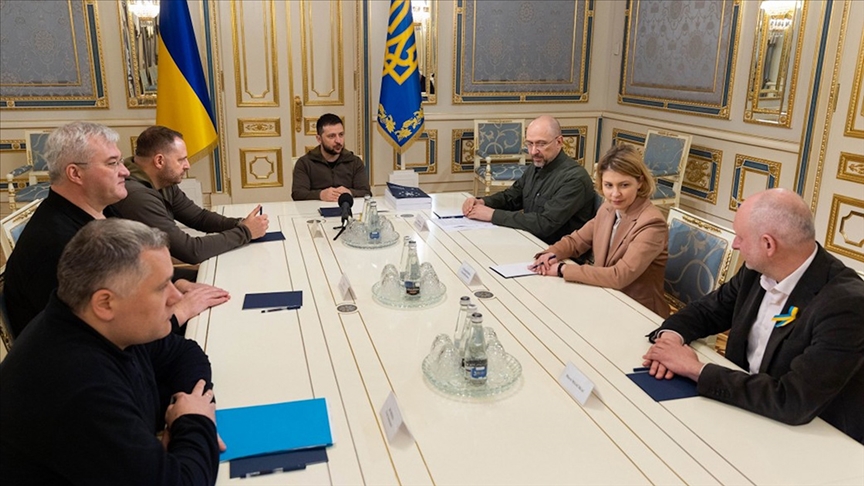 Zelenskiy, Ukrayna’nın AB üyeliğine aday statüsü sağlayacak anketi teslim etti