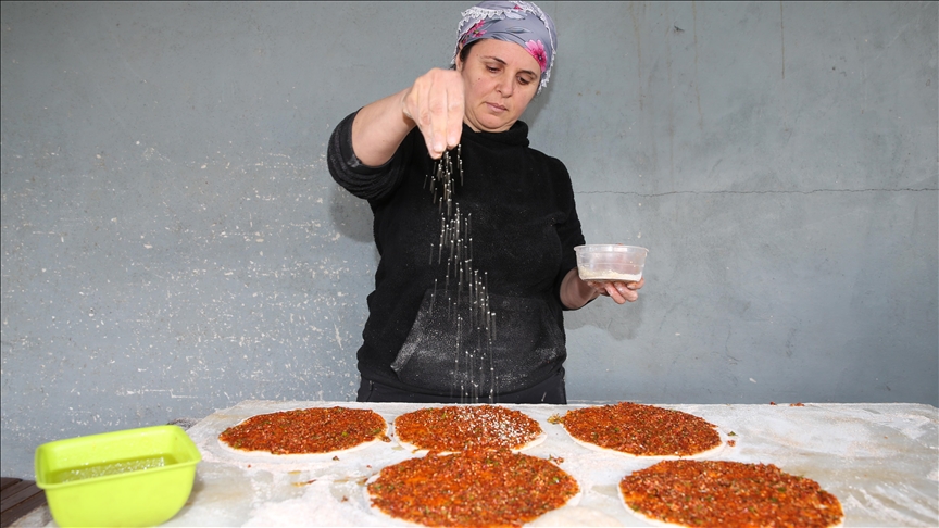 خبز الفلفل.. مذاق لا غنى عنه بموائد هطاي التركية (تقرير)