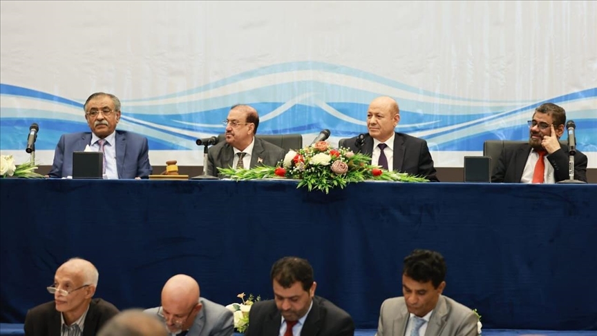 اليمن.. مجلس الرئاسة يؤدي اليمين الدستورية أمام البرلمان بعدن