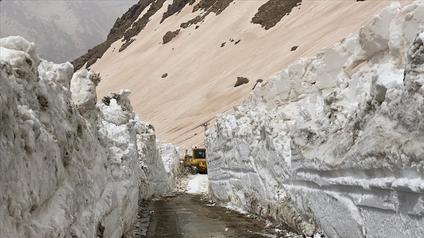 Hakkari'de üs bölgesi yolunda metrelerce karla mücadele sürüyor