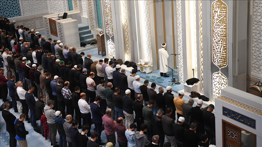 إسطنبول.. إقبال كبير على صلاة التراويح في رمضان