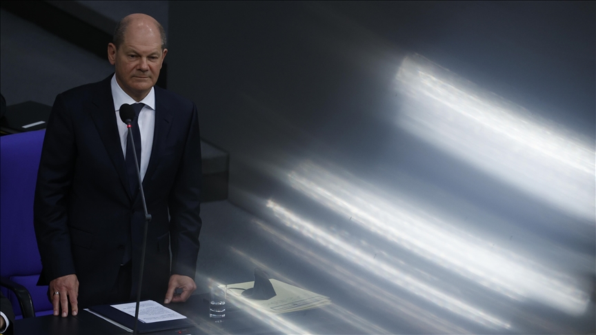German chancellor under pressure over heavy weapons for Ukraine
