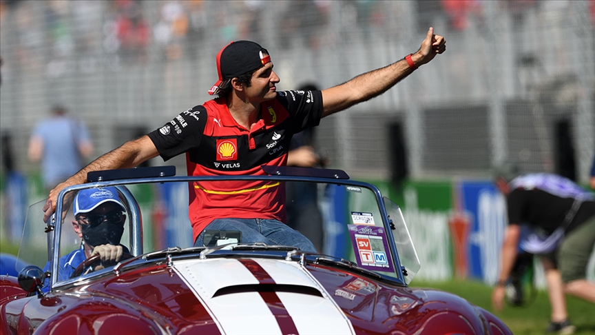 İspanyol pilot Sainz, 2024'e kadar Ferrari'de