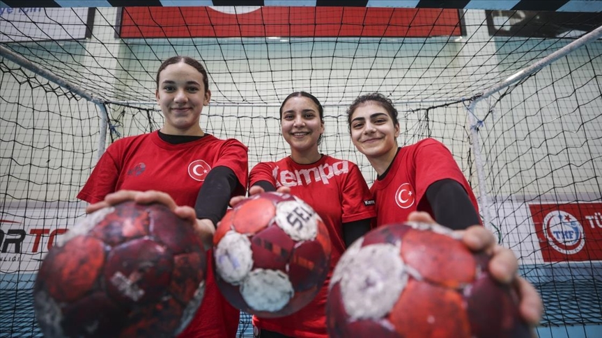 İlkokulda toprak sahada başlayan hentbol aşkı Adasokağı'nı Süper Lig'e taşıdı