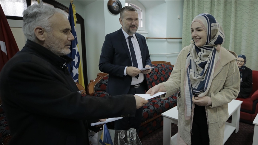 “Merhamet“ i Ured za vjerske poslove pri ambasadi Turkiye podijelili novčane hedije studentima