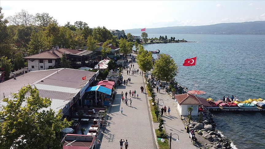 Bayram tatili için Türkiye'nin dört bir yanında rezervasyon yoğunluğu yaşanıyor