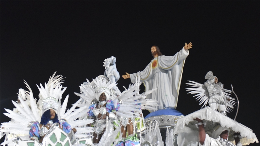 Brazilians dress up for Rio carnival again